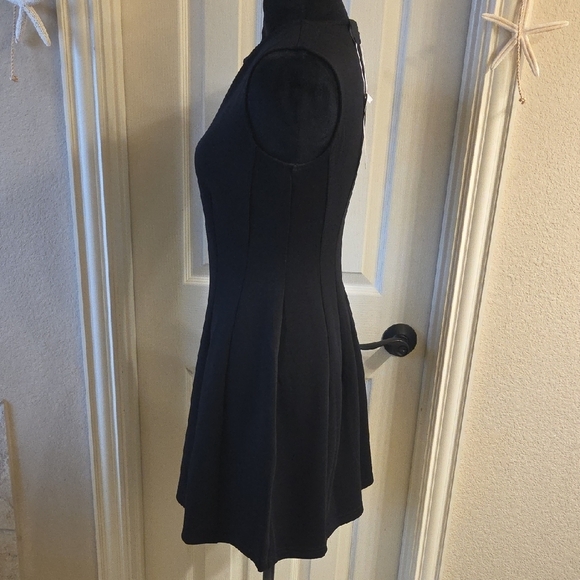 Elegant Black Sleeveless Mini Dress - Picture 11 of 16
